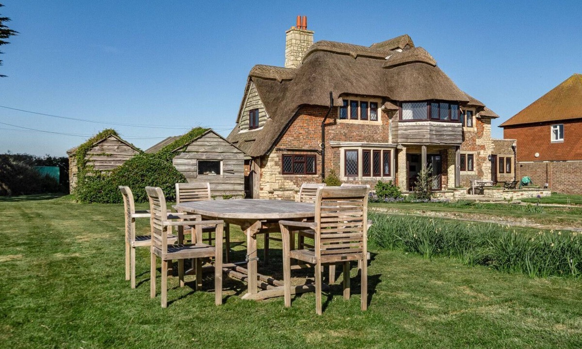 West Wittering Cottage | Beachfront Thatched Cottage in West Wittering – Sleeps 8, Garden, Parking, Pets