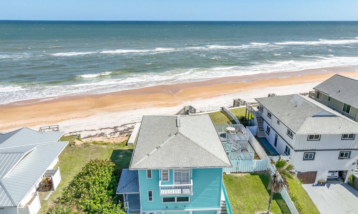 Painters Hill House | Beachfront Top Floor | King Bed | Direct Access