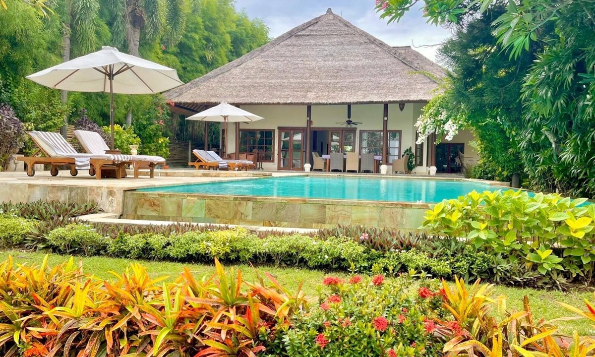 Lokapaksa Villa | Beachfront Villa Nirwana - Private Pool, Jacuzzi, Sunset Views & Friendly Staff!