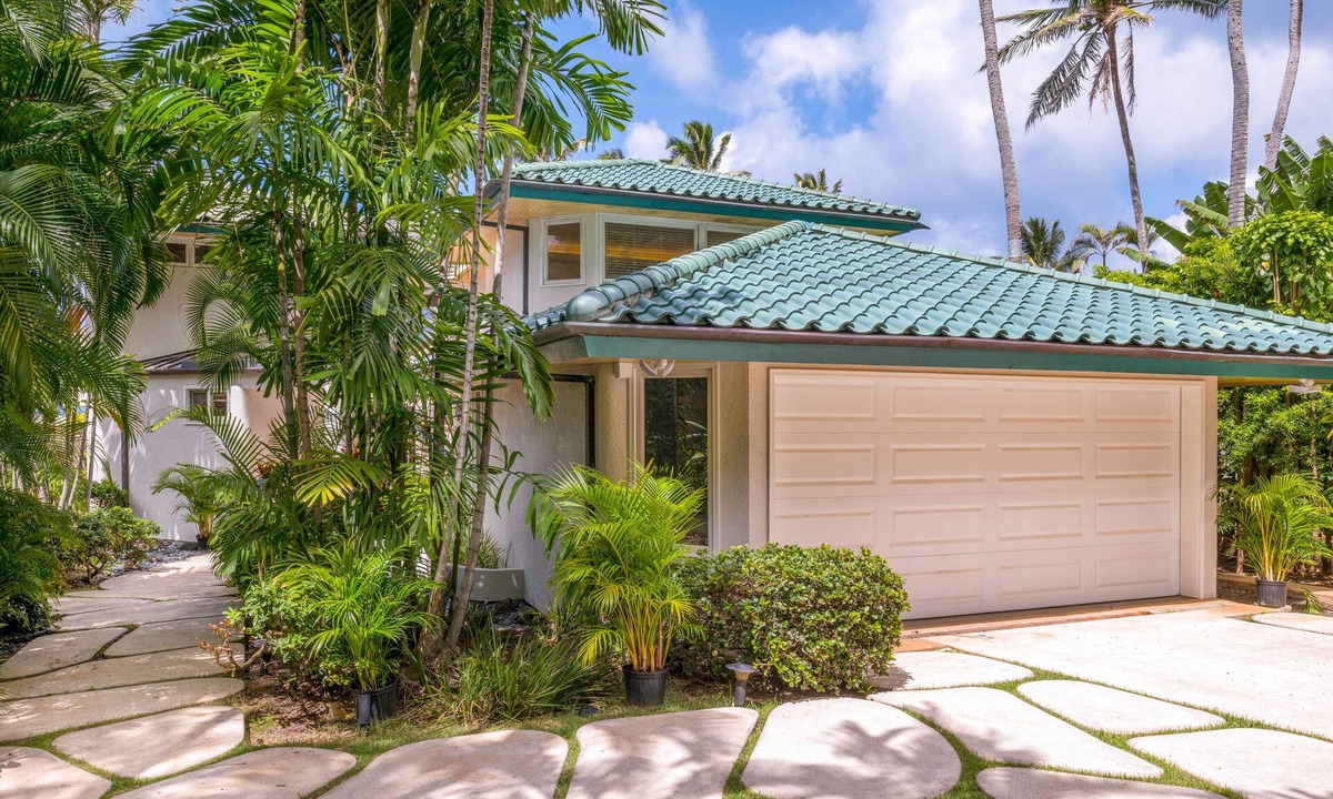 Waimanalo Beach House | Beachfront Villa on Waimanalo Beach, 5 Bedrooms/7 Baths, 2 lanais, central AC