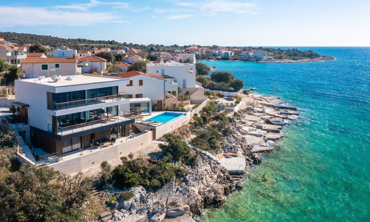 Dvornica Villa | Beachfront Villa Punta Planka with Pool