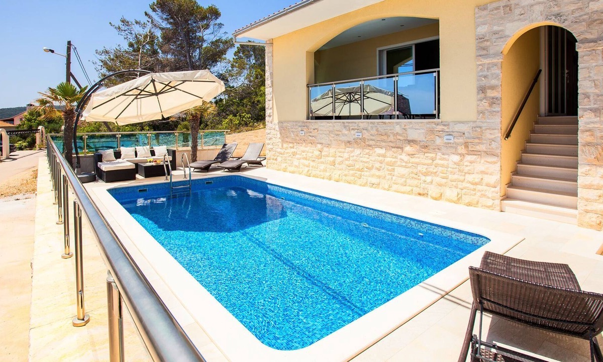 Potirna Villa | Beachfront Villa Sea Sound with Pool