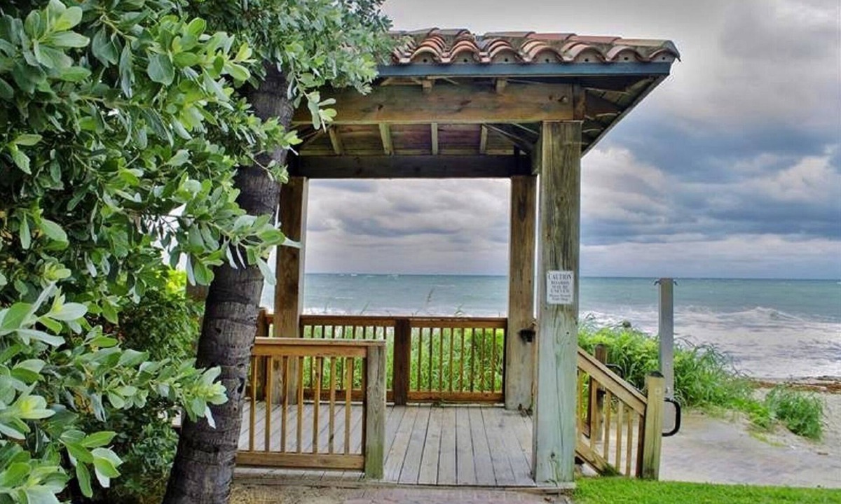 Dolphin Isles House | BEACHFRONT, WALK to OCEAN 2 BEDRM, 3 BATHRM, APP VRR-1500402
