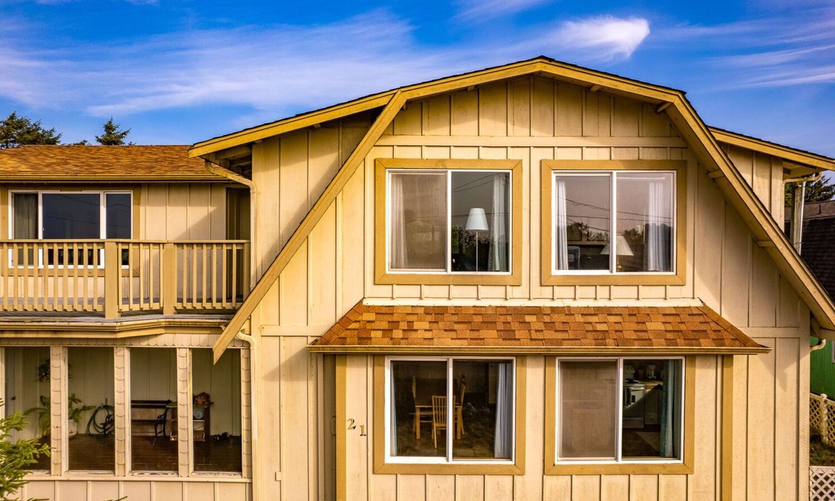 Copalis Beach House | Beachfront with loft & fireplace in Copalis Beach.