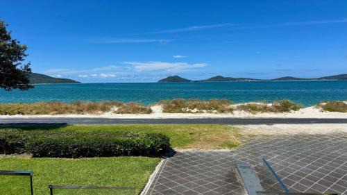 Hawks Nest House | Beachfront with Spectacular Views