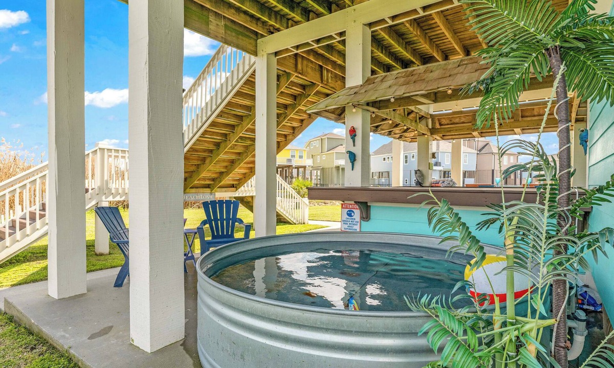 Crystal Beach House | BeachLove! 5-Min Stroll to Beach+Golf Cart Access