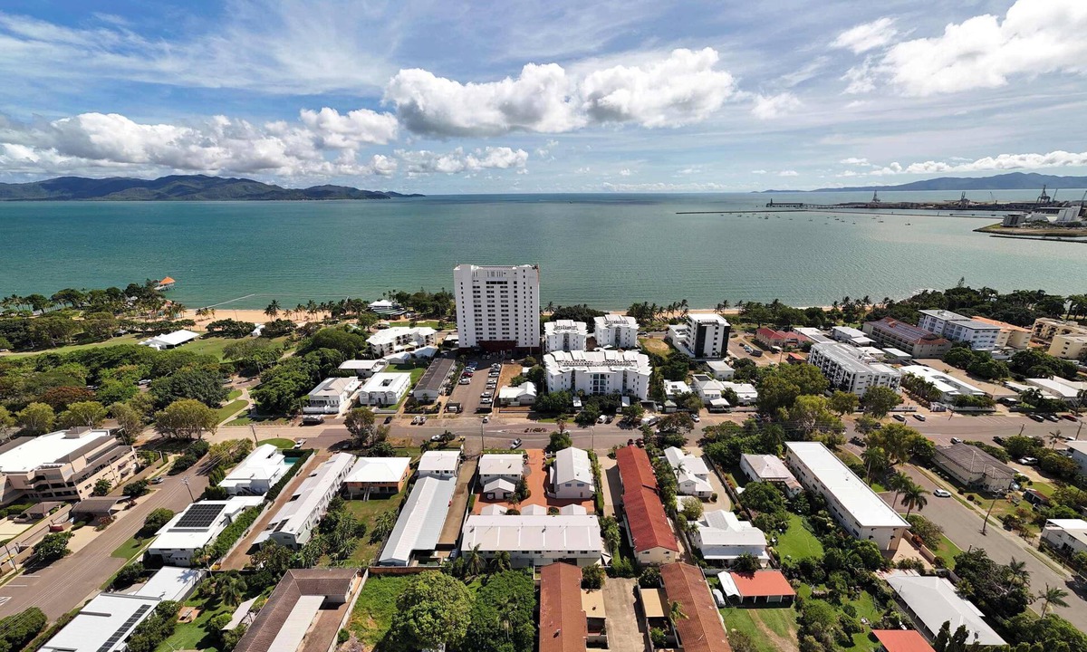 North Ward Apartment | Beachlovers Delight - Walk to The Strand