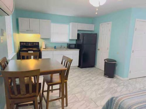 North Beach Apartment | Beachside 1BR Studio Sleeps 4 & Near North Beach