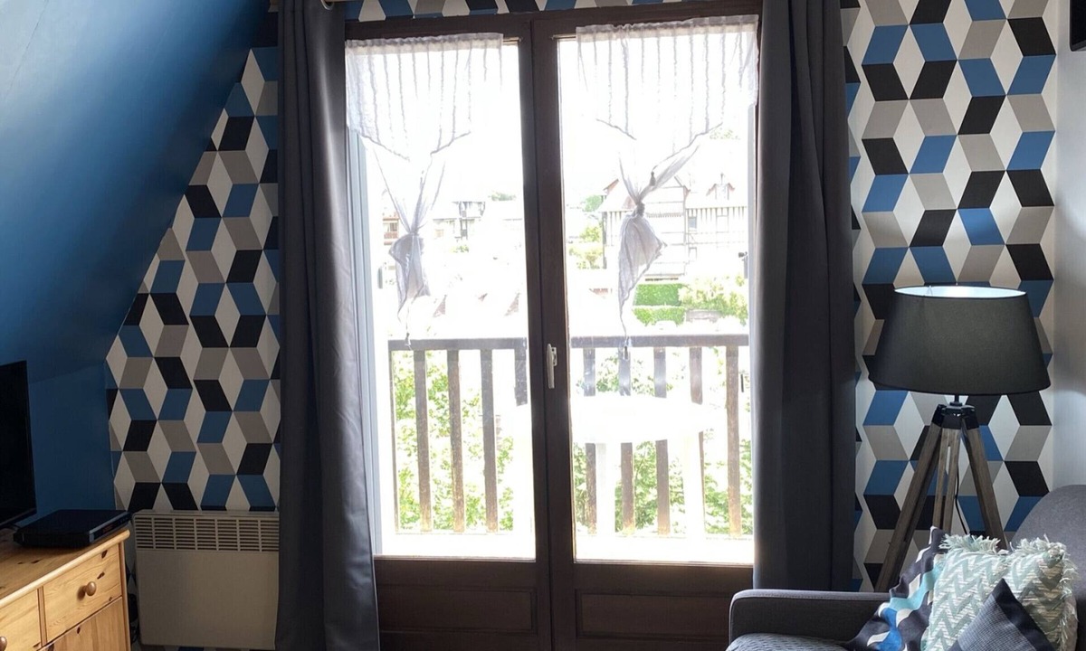Cabourg Apartment | Beachside 2-Room Apartment in Cabourg with Free WiFi, Balcony, and Easy City Access