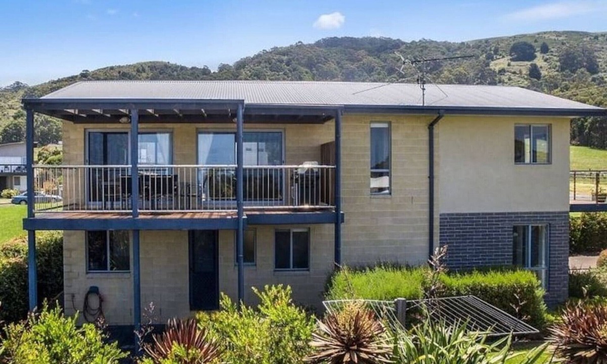 Apollo Bay House | Beachside Bliss · Beachside Bliss with Secure yard l Pet Friendly