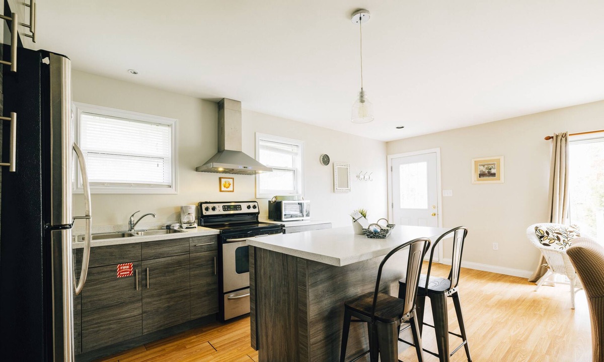 Green Gables Cabin | Beachside Bliss:Renovated Cottage near Amusement Parks | WiFi, BBQ, Patio