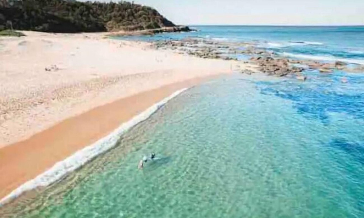 Forresters Beach Apartment | Beachside cabin + solar heated pool @ Spoon Bay