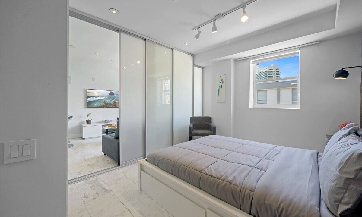 South Pointe Apartment | Beachside Charm: Walk to the Beach