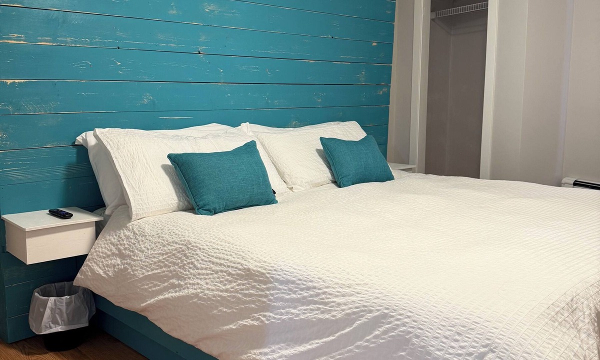 Winnipeg Beach Resort | Beachside cozy one bedroom