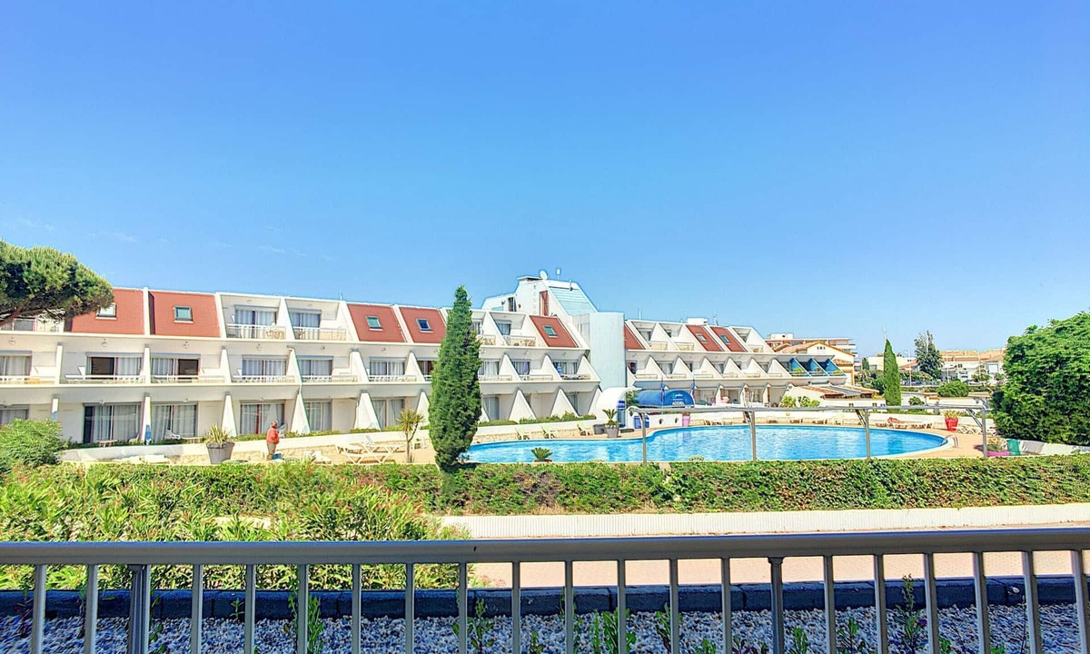 Carnon-Plage Apartment | Beachside Escape: Bright 1-BR Apt with Parking & Pets Allowed - Sleeps 6