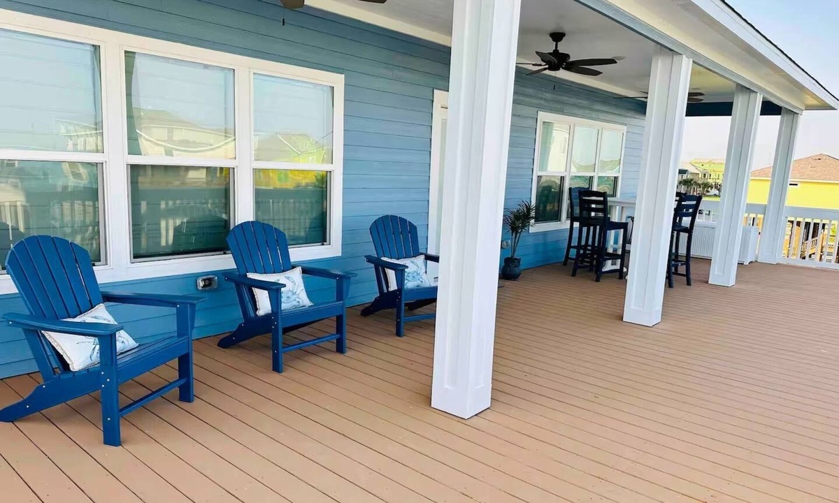 Crystal Beach Cabin | Beachside Getaway with Hot tub!