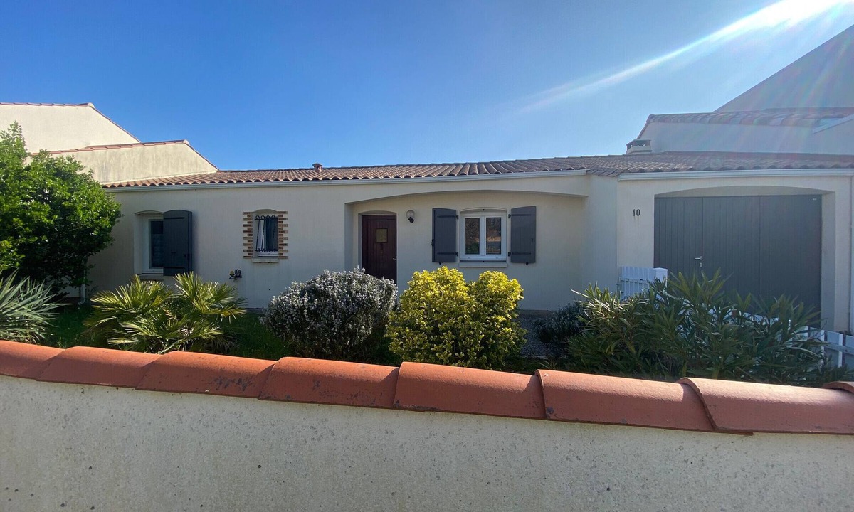 La Tranche-sur-Mer House | Beachside house, walk to beach, WIFI, parking, pets allowed