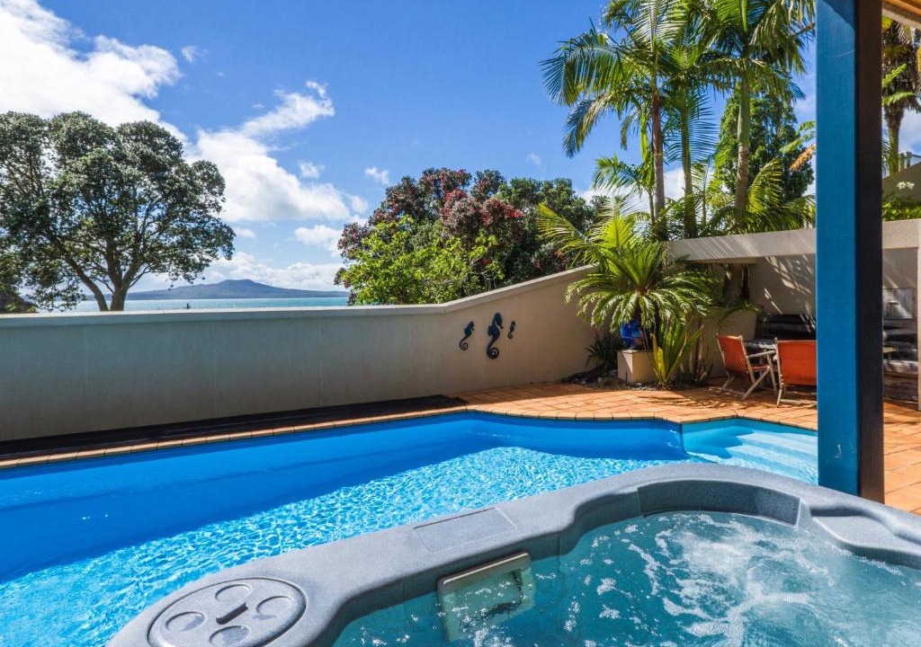 Castor Bay Apartment | Beachside Holiday - Castor Bay Holiday Apartment