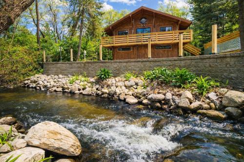 Traverse City Ski Chalet | Beachside-HotTub-Fireplace-Authentically Northern