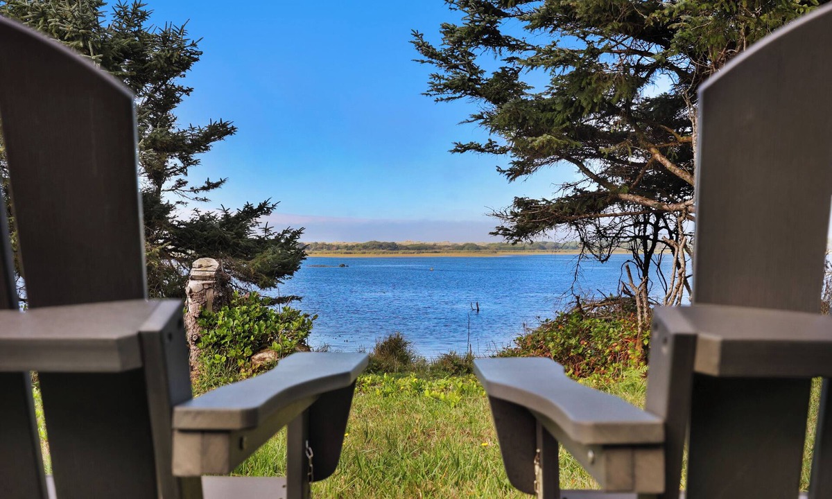 Cape Meares House | Beachside & Lakefront Hideaway- Captivating Views