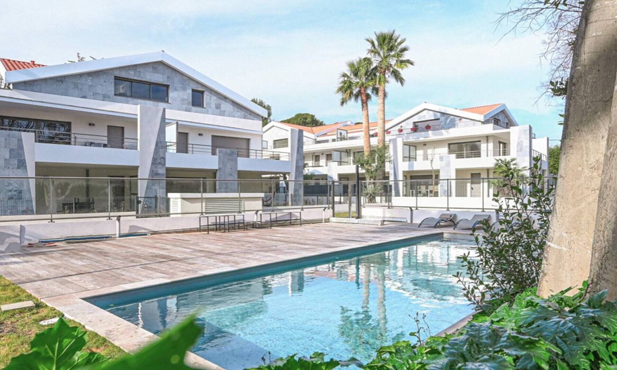 Les Lecques Apartment | Beachside Luxury Apartment with Pool Access