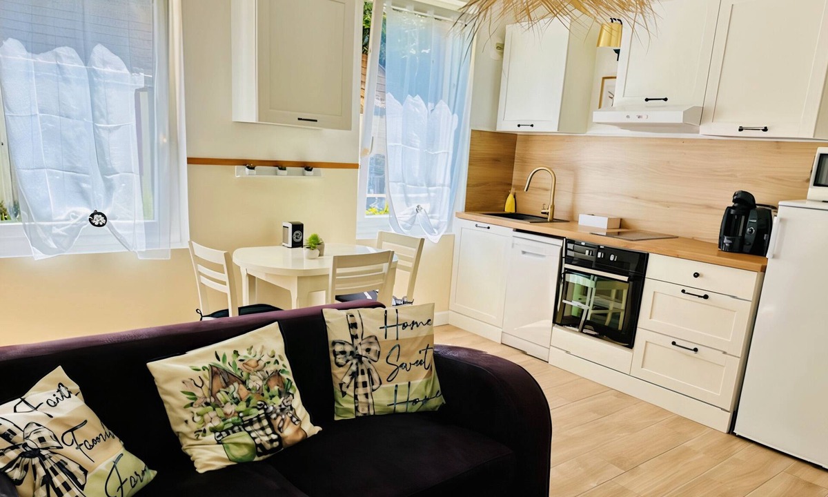 Saint-Martin-du-Littoral Apartment | Beachside Maritime Escapade