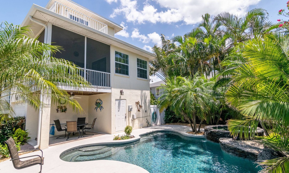 Ilexhurst House | Beachside. Private Pool Home Steps To Beach