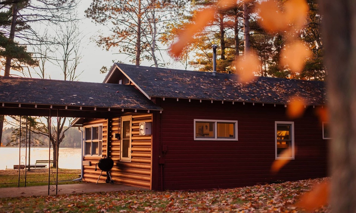 Manitowish Waters Cabin | Beachview Cabin | Dog-Friendly in Fall & Spring