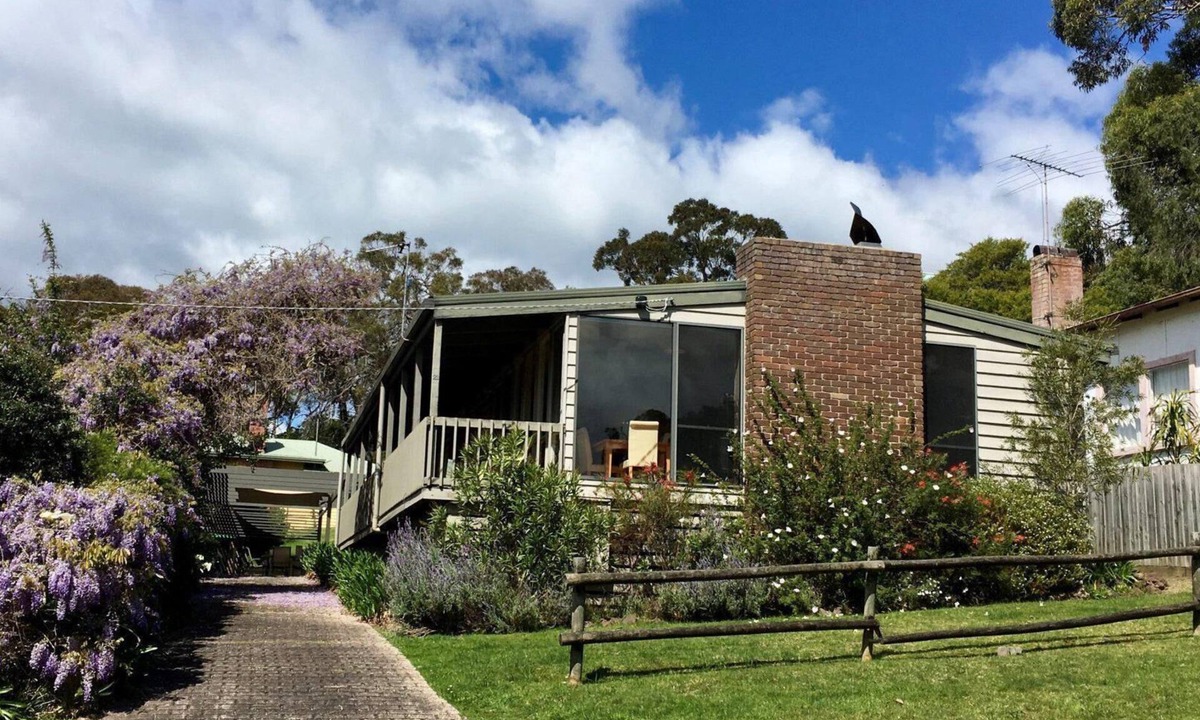 Lorne House | Beachview - So Close To Town