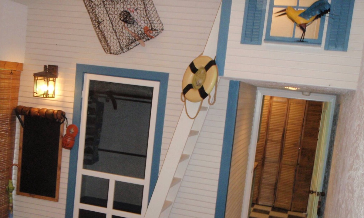 North Beach House | Beachwalk House Sleeps up to 10, just steps from Corpus Christi Beachwalk.