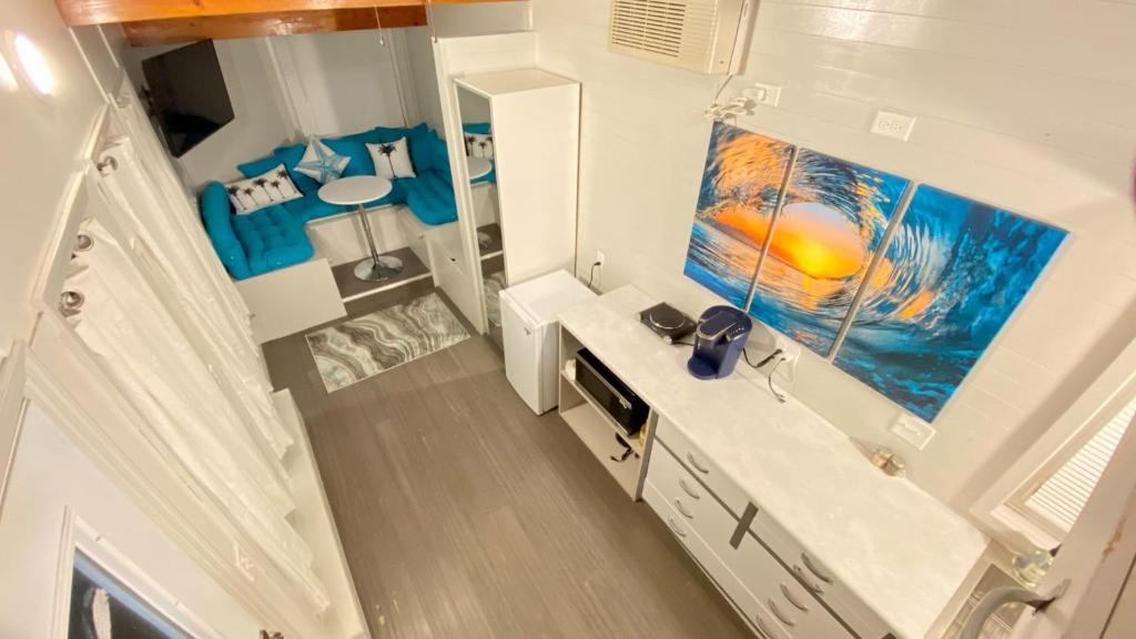 Crystal Beach House | Beachy blue vacation vibes & pet friendly
