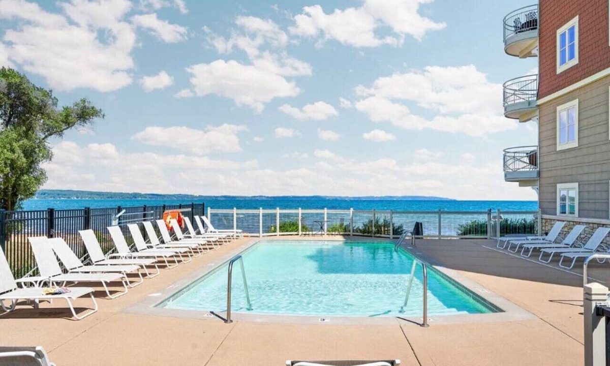 Traverse City Condo | Beachy Condo with Pool & Hot Tub