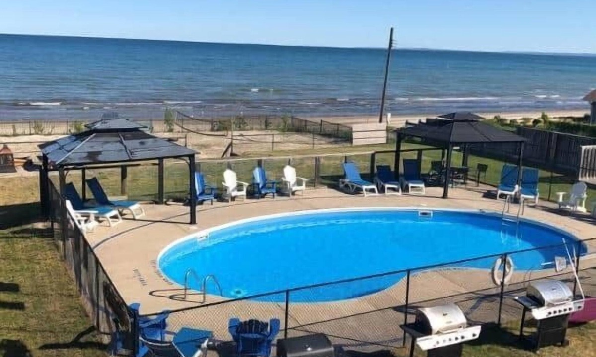 Wasaga Beach House | Beachy Daze in Wasaga Beach