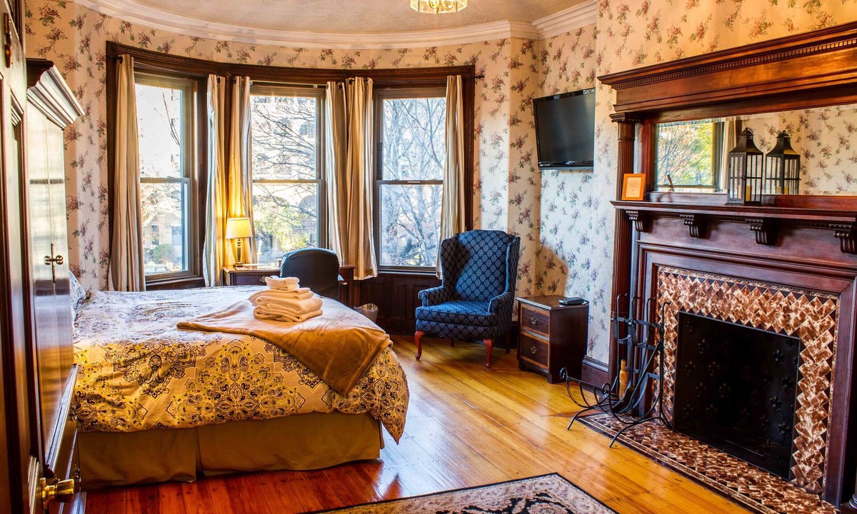Longwood House | Beacon Inn 1087