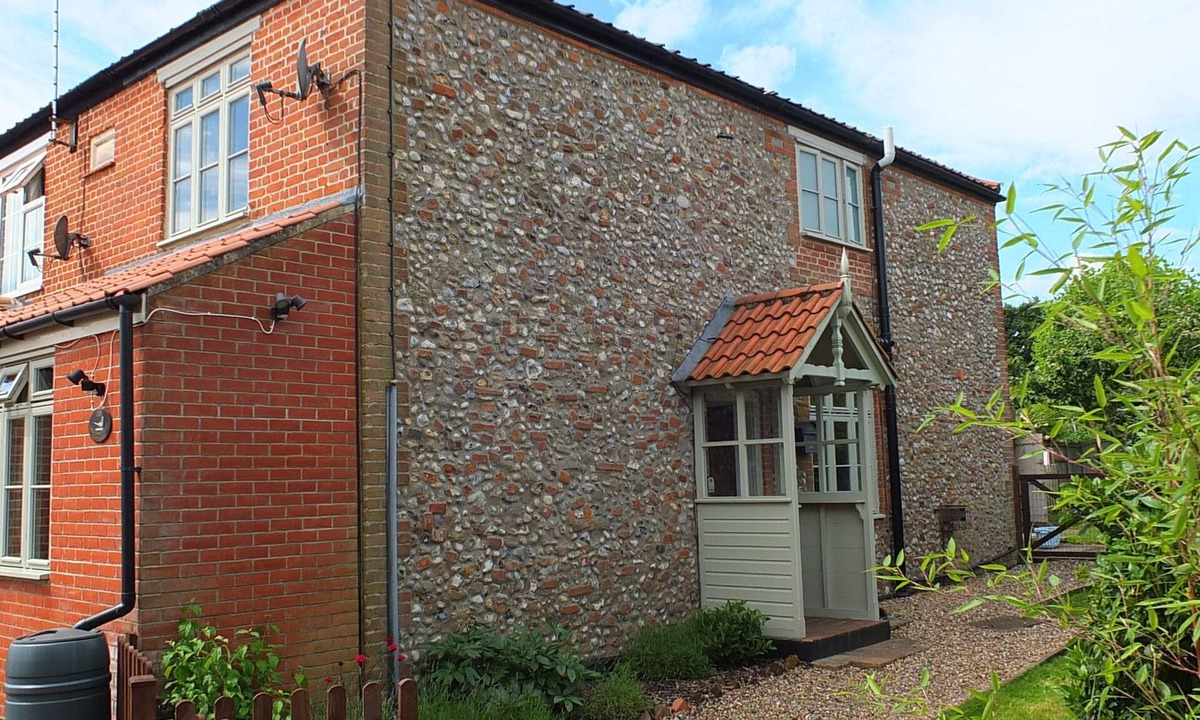 Melton Constable Cottage | BEACONSFIELD COTTAGE, pet friendly, with open fire in Briston