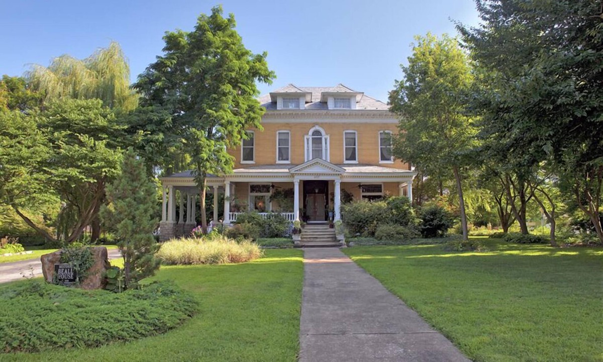 Alton Bed & Breakfast | Beall Mansion An Elegant Bed & Breakfast Inn