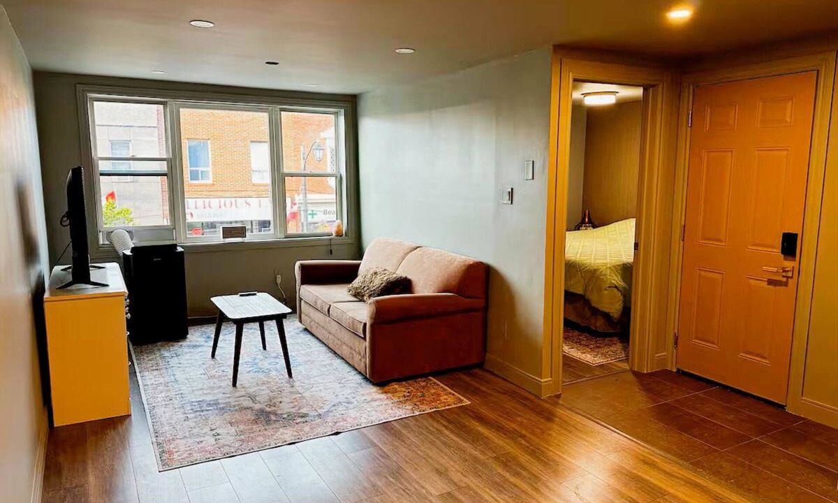 Beamsville Apartment | Beamsville 1 Bedroom Suite - Centrally Located. Modern Rustic theme. Top Floor.