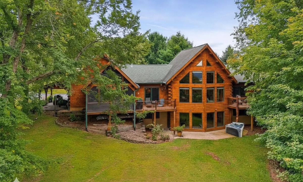 De Soto Cabin | Bear Bluff Cabin/HOT TUB/EV Charge/Sleeps 10/3k sq ft/10 acres