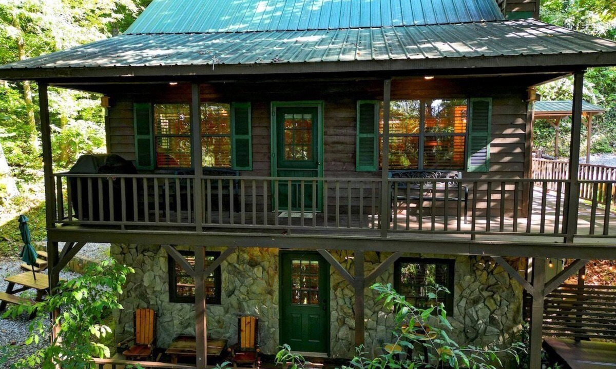Young Harris House | Bear Bottoms with Fireplace & Hot Tub