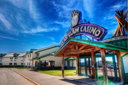 Carlyle Hotel | Bear Claw Casino & Hotel