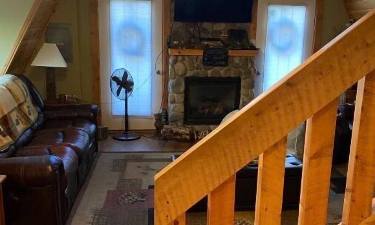 Town of Webb House | Bear Creek Lodge: By First Lake, Ride from Cabinn