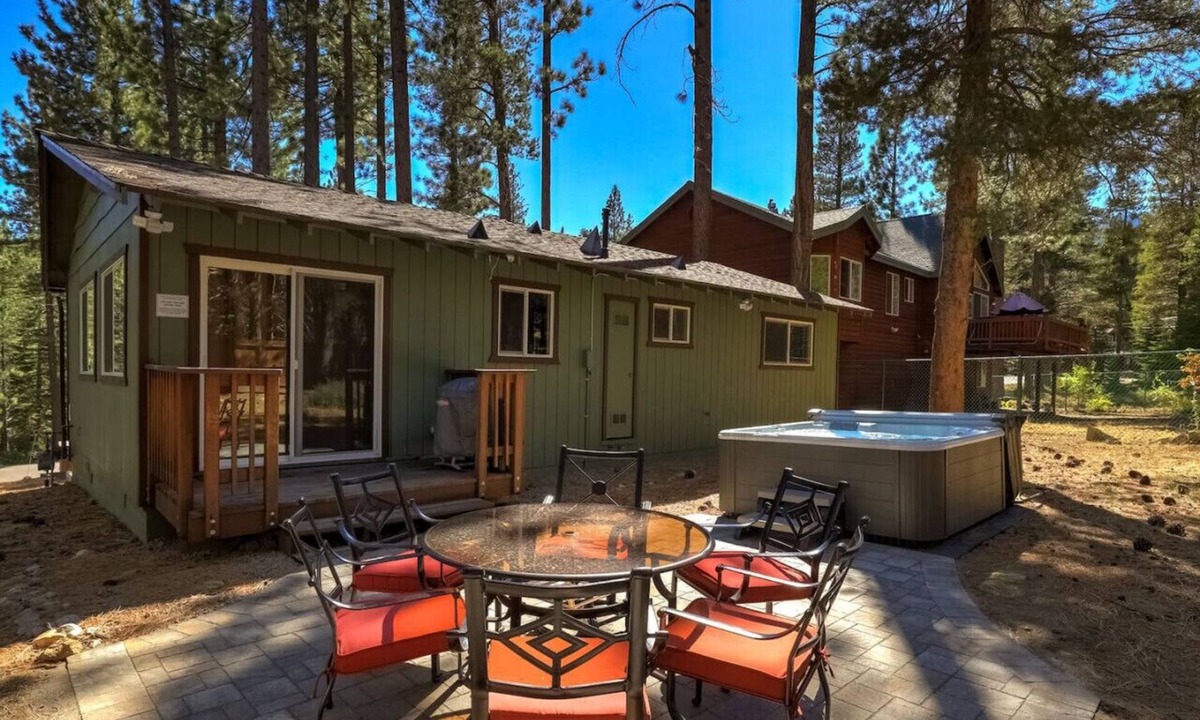 North Upper Truckee House | Bear Cub Cabin - Pets + Hot tub + Arcade Game