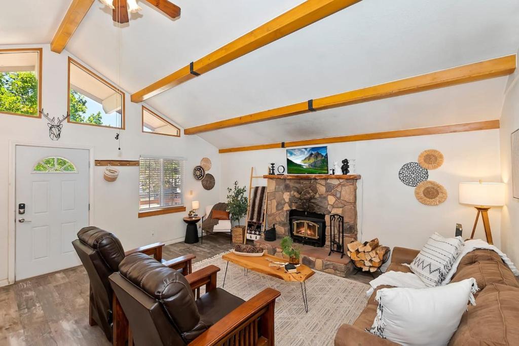 Big Bear City Ski Chalet | Bear Cub Cottage in Big Bear w/HotTub & Firepit