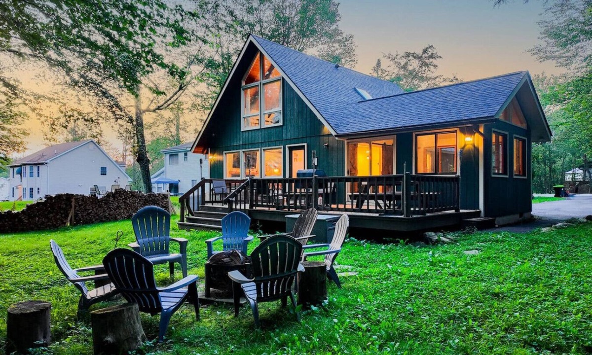 Tobyhanna Cabin | Bear Den ~Luxury Chalet ~HotTub