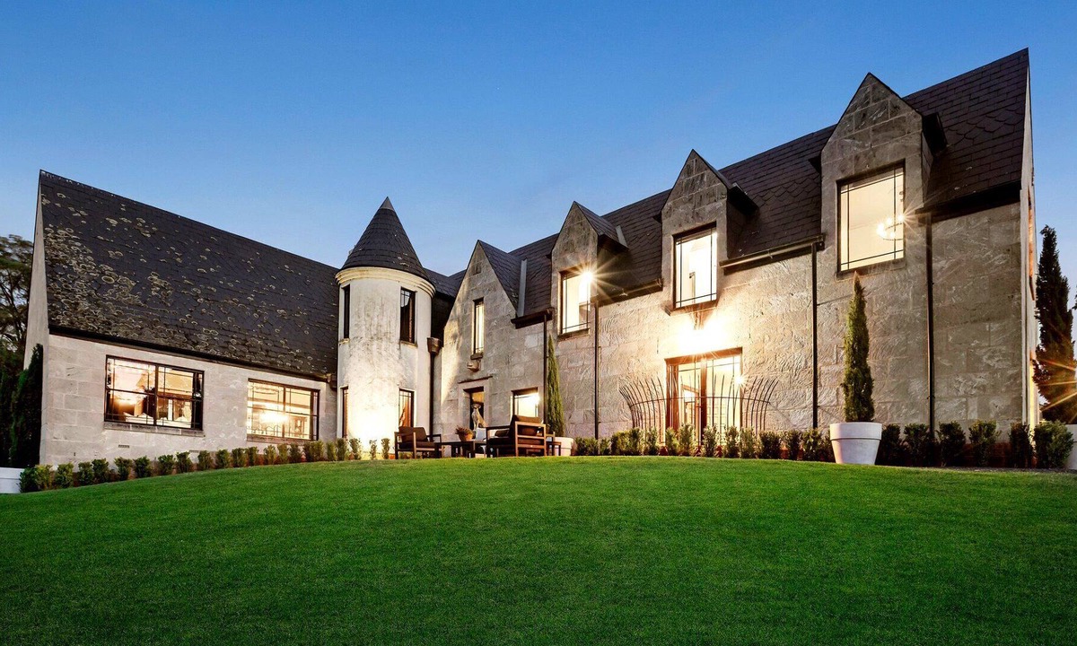 Pakenham House | Bear Hill (With Car Parking)