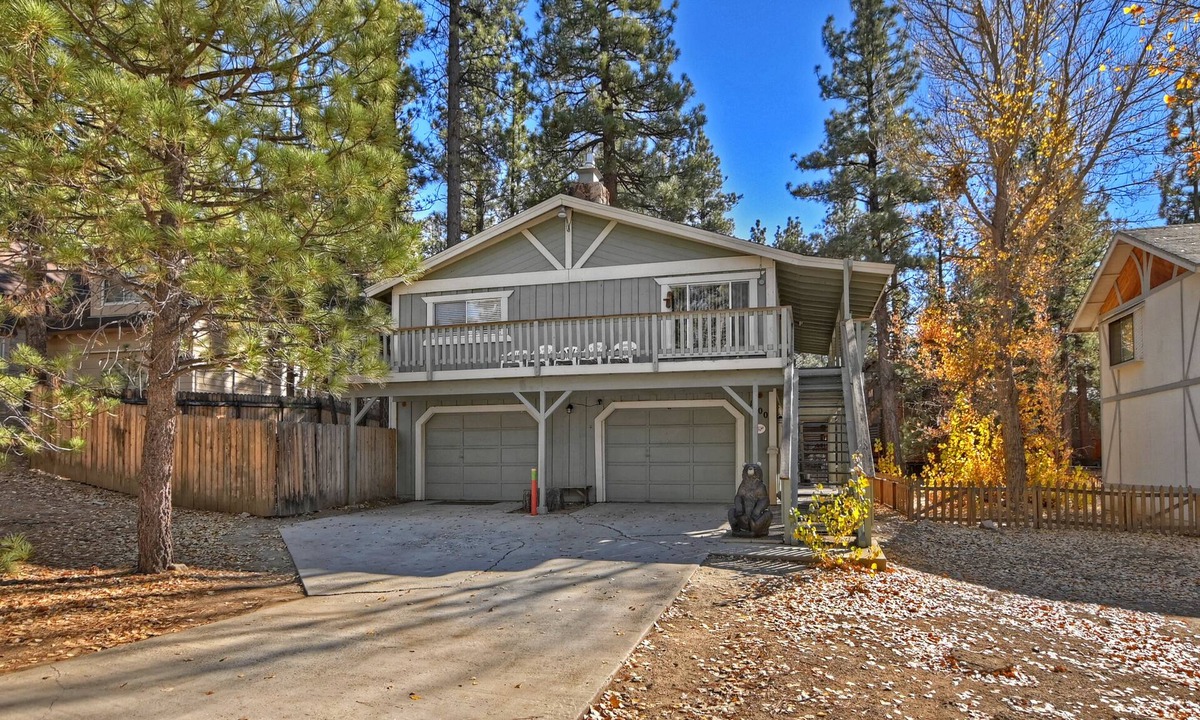 Big Bear City Cabin | Bear Hug Lodge-Spa/BBQ/Game/Fitness rooms. Short distance from both ski resorts
