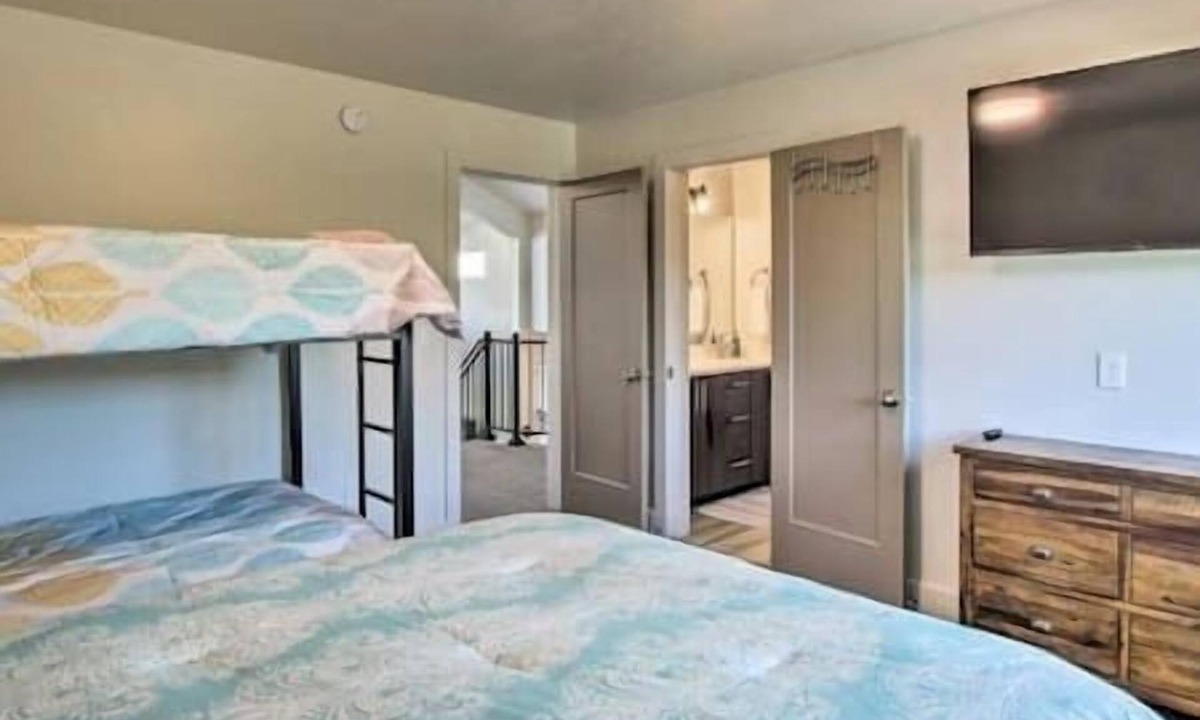 Dingle House | Bear Lake Beach Front! Sleeps 46