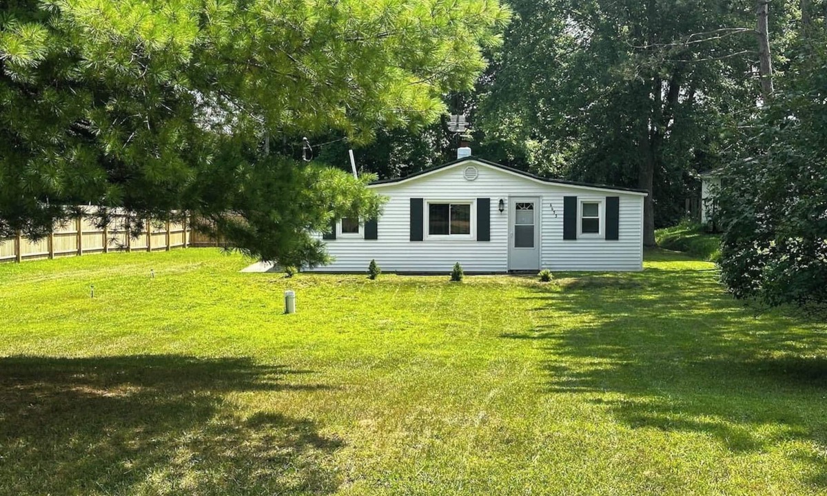 Lake Cabin | Bear Lake | Kayaks, Firepit, Lake Access, Beach