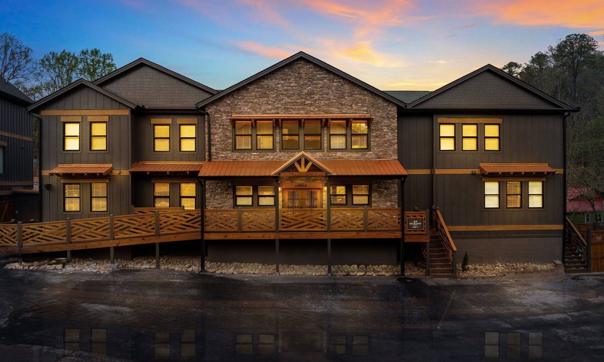 Gatlinburg Cabin | Bear Mountain Lodge | 18BR Luxury Cabin w/Pool, Theater, Mini Golf, Sleeps 86