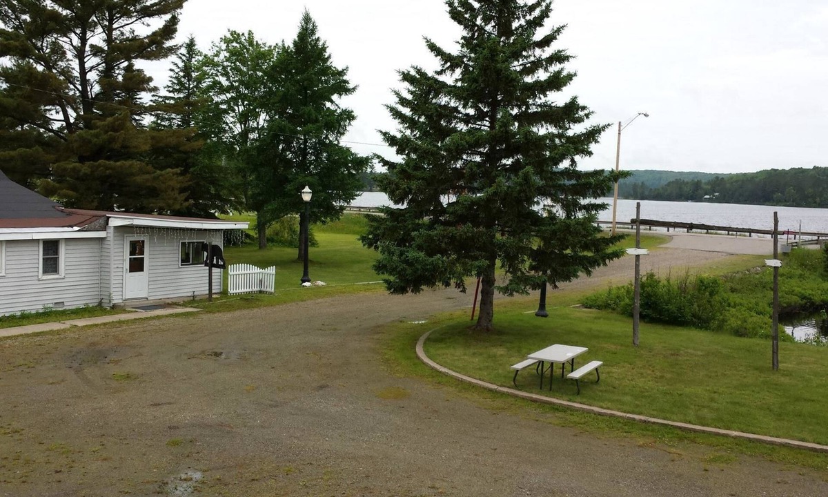 Michigamme Hotel | Bear Paw Inn